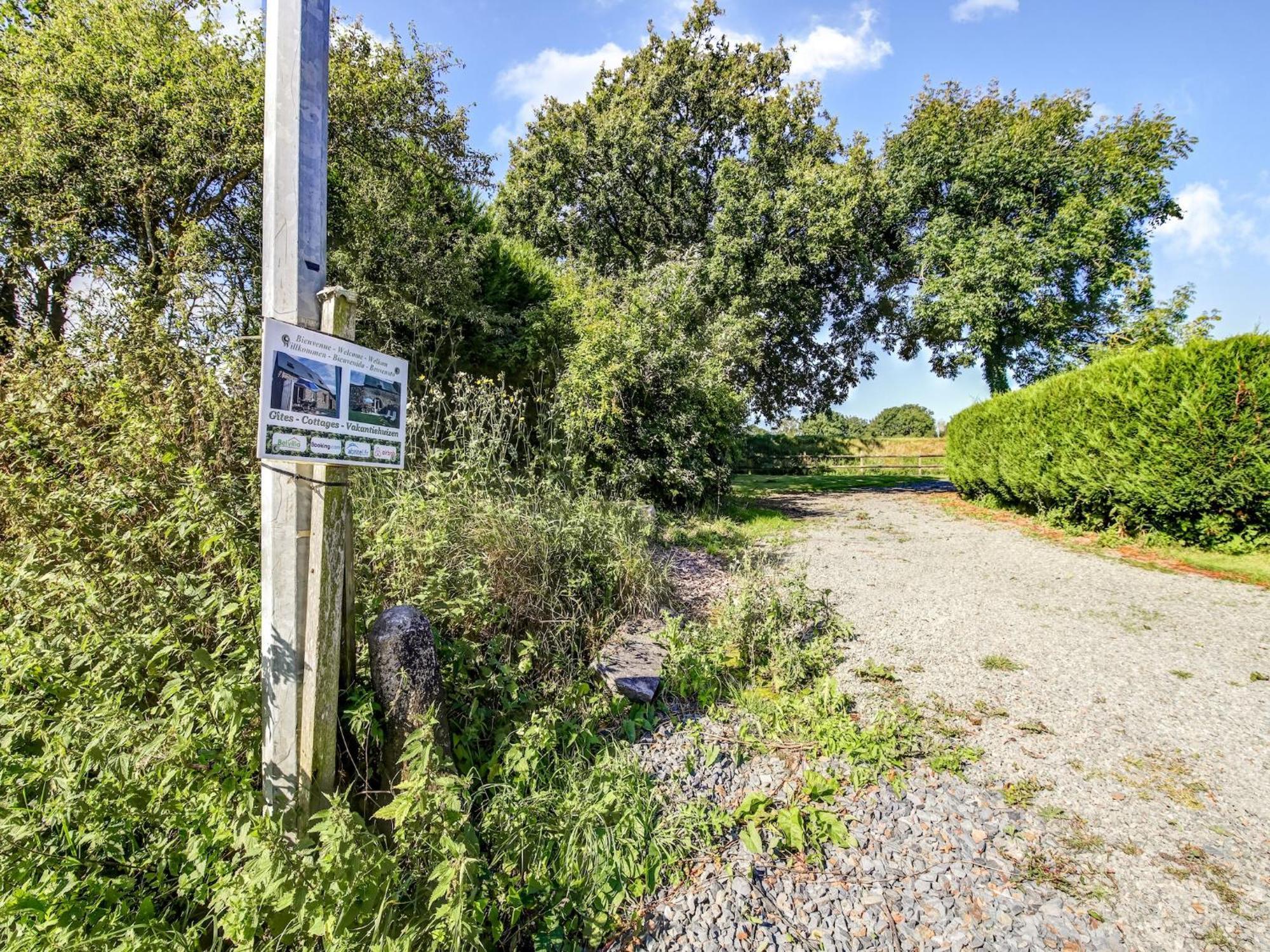Holiday Home With Garden In Brainville Exterior photo