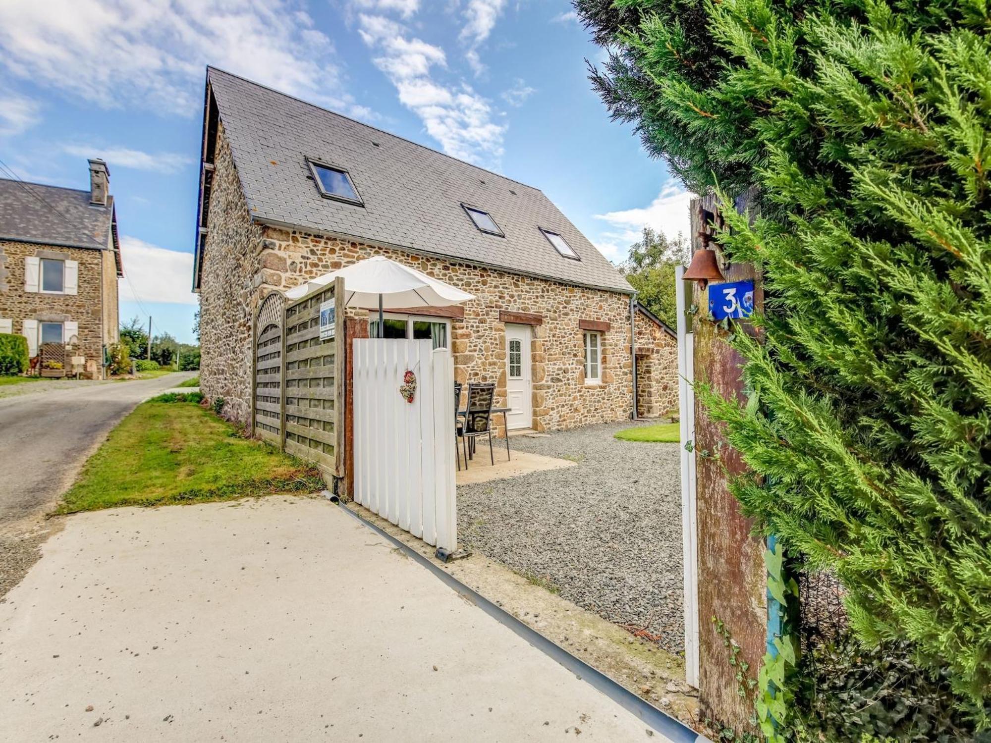 Holiday Home With Garden In Brainville Exterior photo