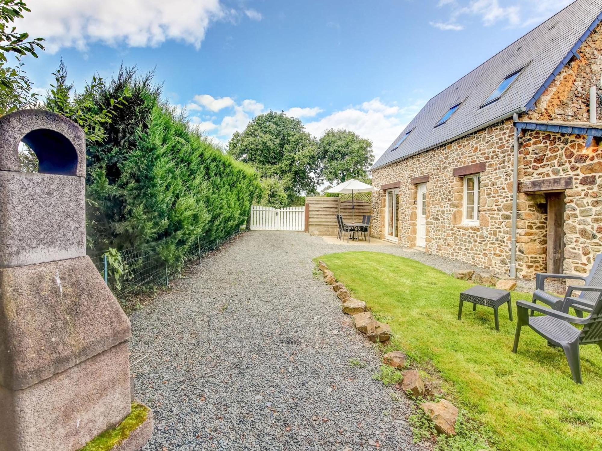 Holiday Home With Garden In Brainville Exterior photo