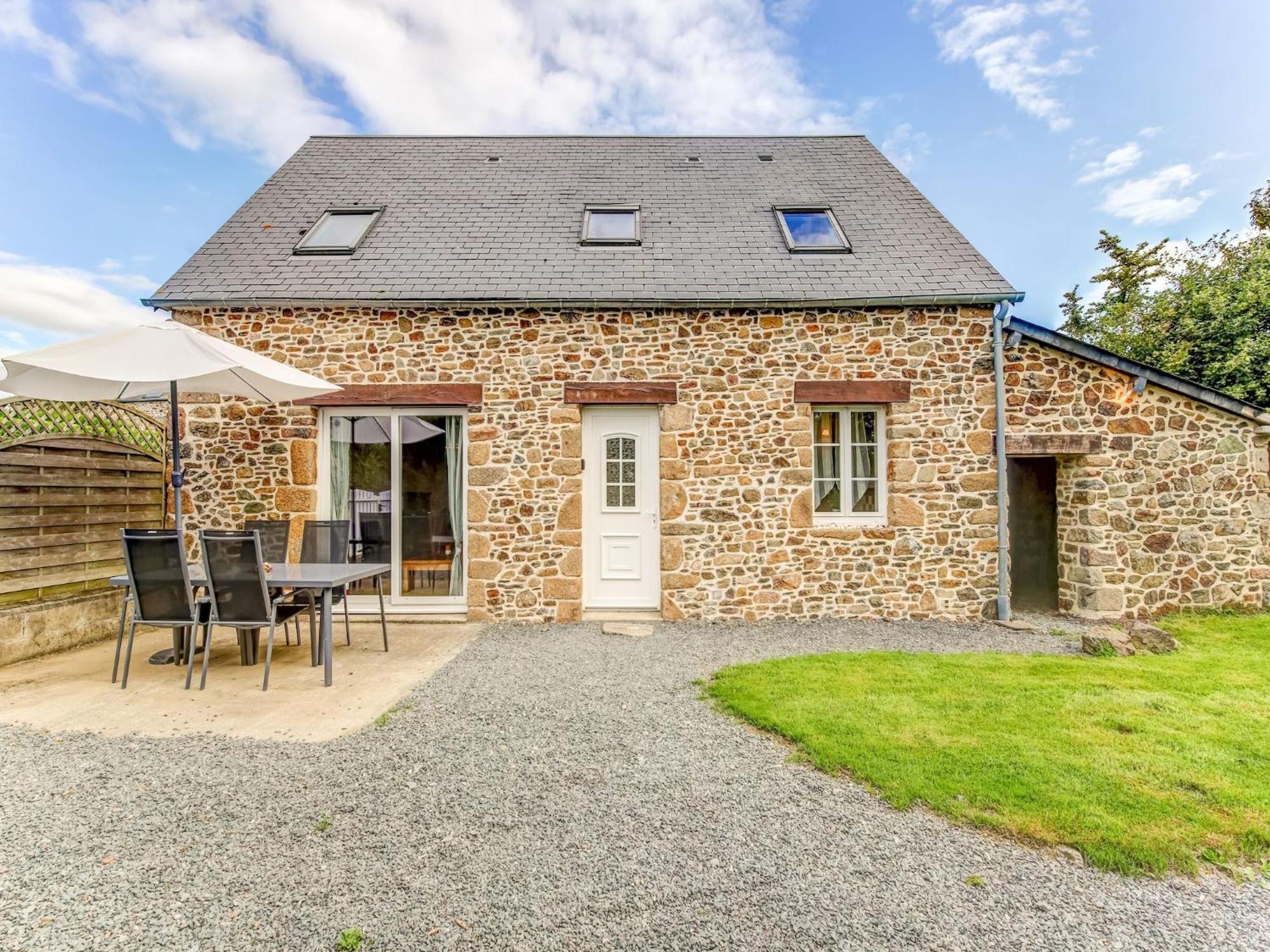 Holiday Home With Garden In Brainville Exterior photo