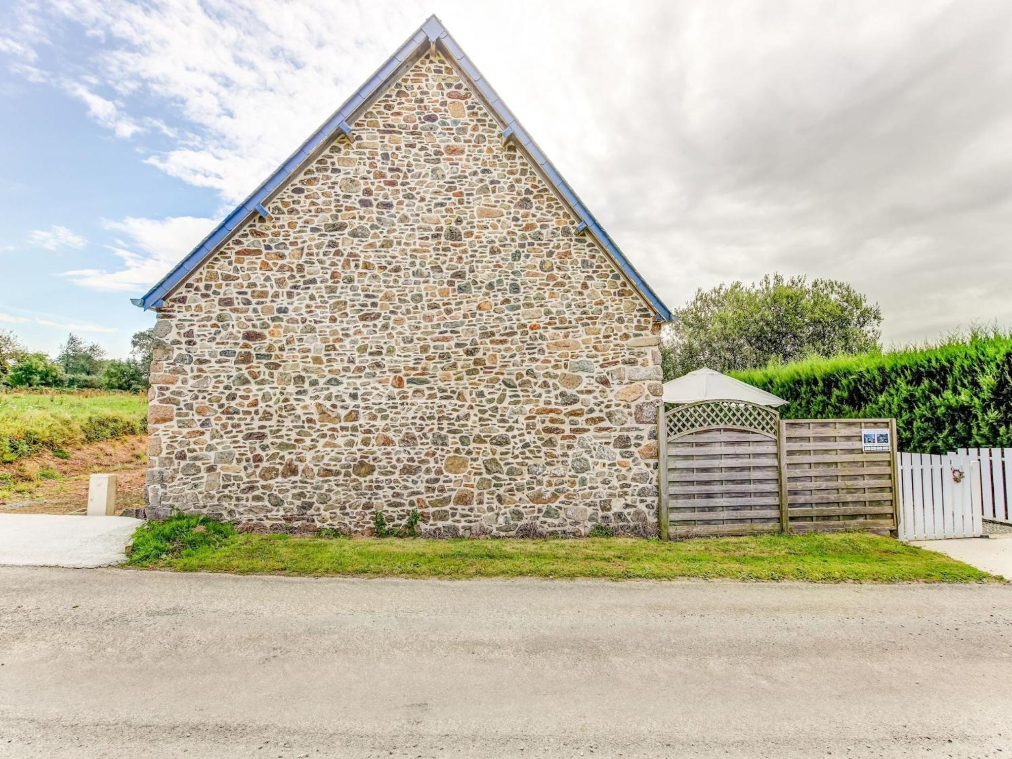 Holiday Home With Garden In Brainville Exterior photo