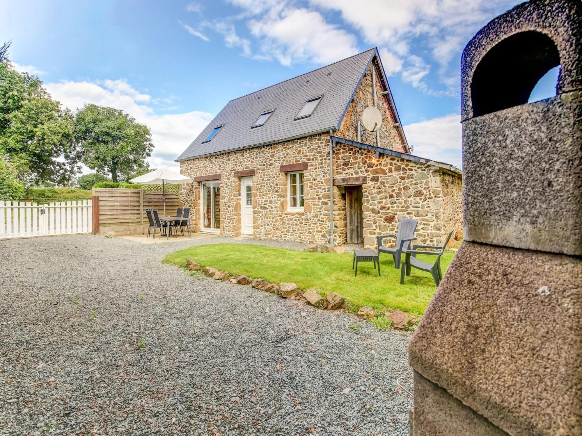 Holiday Home With Garden In Brainville Exterior photo