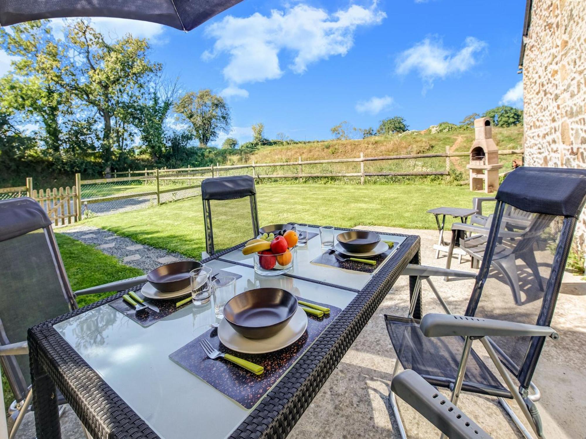 Holiday Home With Garden In Brainville Exterior photo